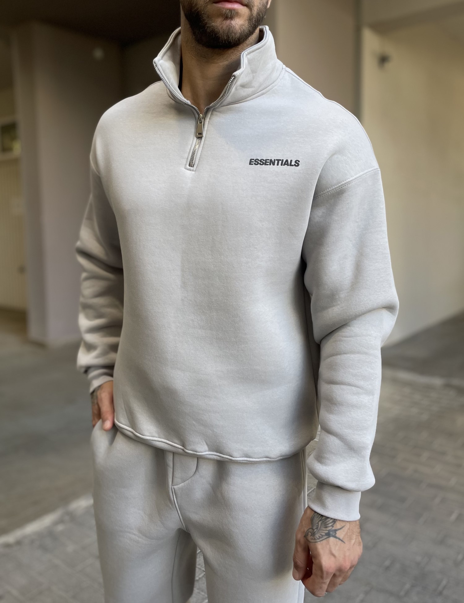 Ανδρικό γκρι φούτερ με μισό φερμουάρ και λογότυπο στο στήθος ES26003G φωτογραφία